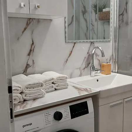 Tihana-ground Floor With Large Terrace 아파트 *