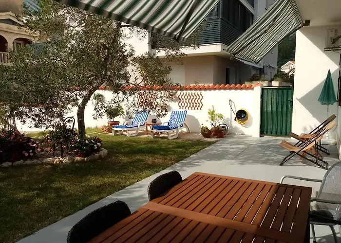 Apartment Tihana-ground Floor With Large Terrace Makarska