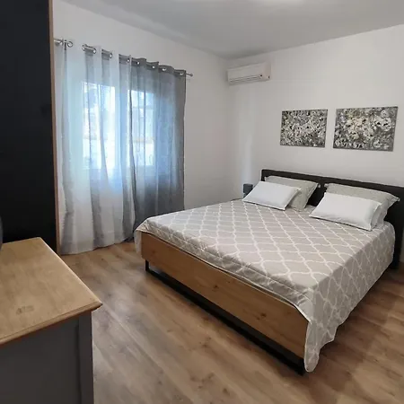Tihana-ground Floor With Large Terrace * Makarska