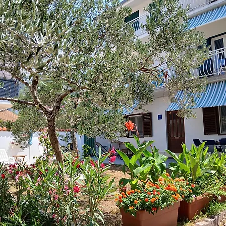 Tihana-ground Floor With Large Terrace Апартаменти Макарська