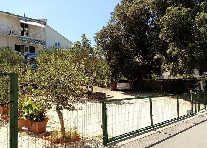 Tihana-ground Floor With Large Terrace דירה *