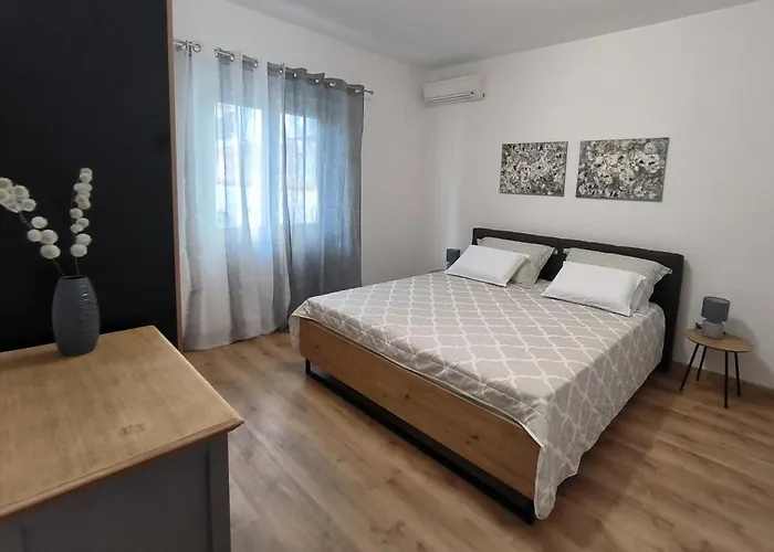 Tihana-ground Floor With Large Terrace * מאקרסקה