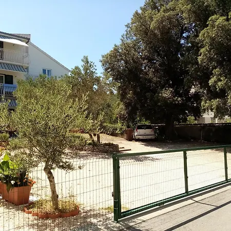 Tihana-ground Floor With Large Terrace דירה *